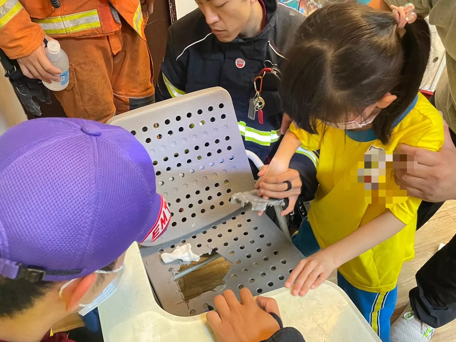 緊急!手指卡進椅子孔洞 桃消龍岡分隊助女童脫困 緊急!手指卡進椅子孔洞 桃消龍岡分隊助女童脫困