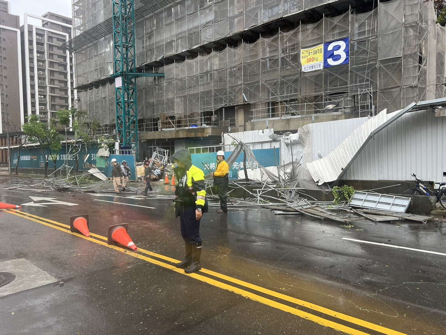 康芮登陸挾狂風暴雨 桃園龜山工地鷹架倒塌 S 553574406 0