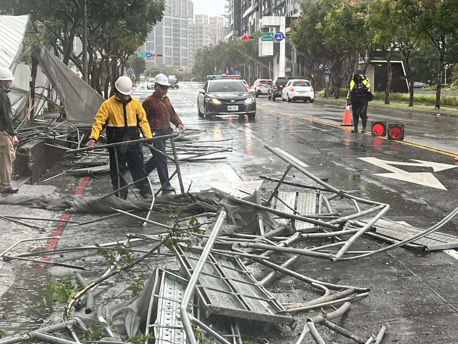 康芮登陸挾狂風暴雨 桃園龜山工地鷹架倒塌 S 553574408 0