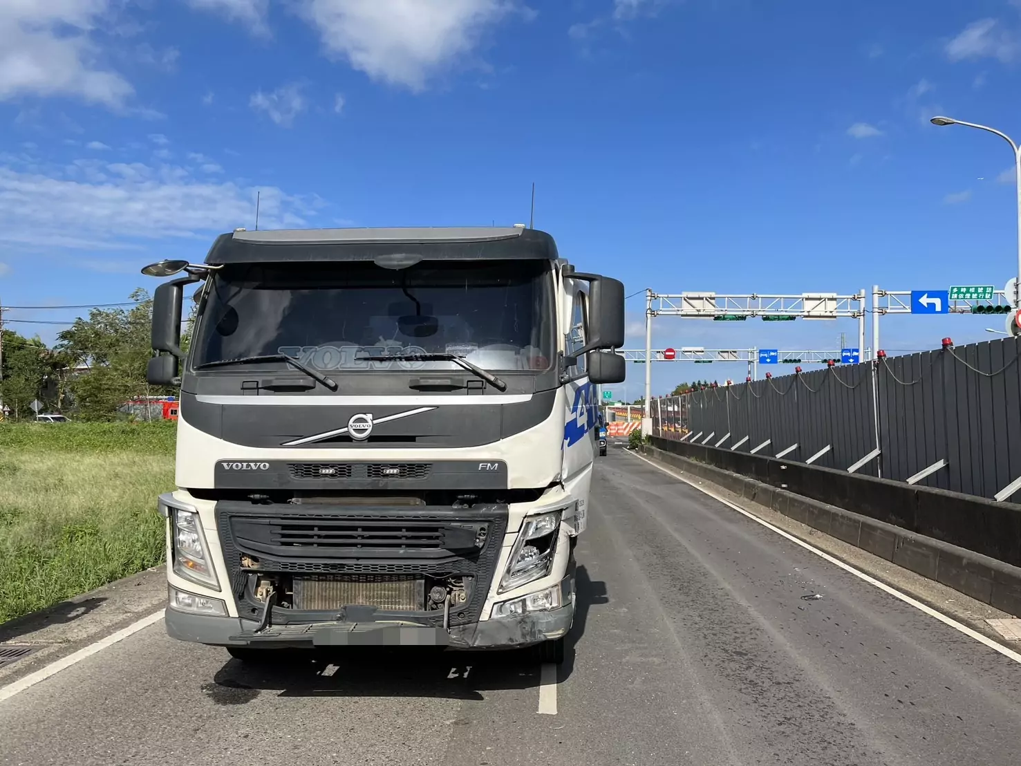 【有片】疑闖紅燈釀禍!轎車慘遭砂石車猛撞 驚險畫面曝光 S 68509955 0