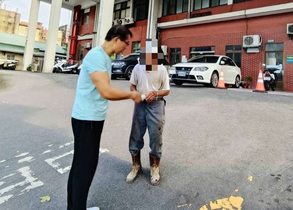 9旬翁「1原因」跌坐警局大門口 楊梅警及時伸援護平安 S 68681788 0