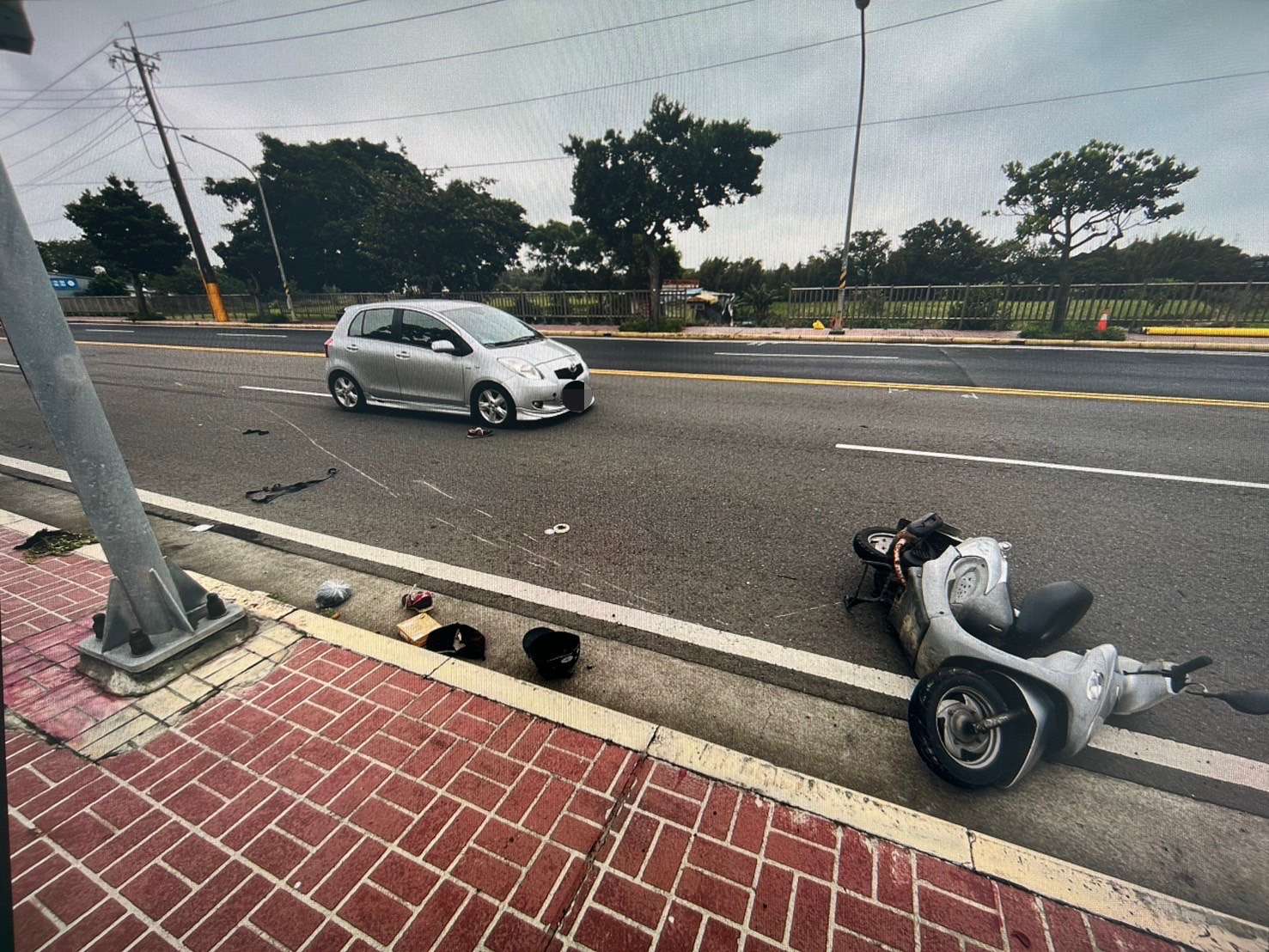 7旬騎士疑違規迴轉 與自小客碰撞送醫 S 69075116 0
