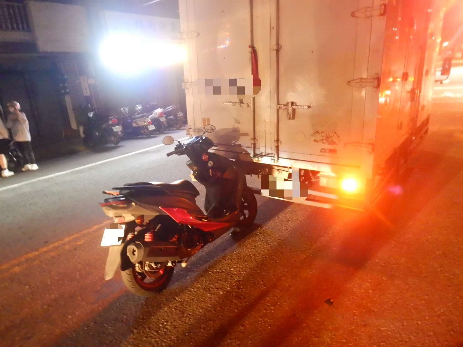 【有片】17歲無照少年深夜騎車釀禍 小貨車「屁股」慘遭撞 S 79241331