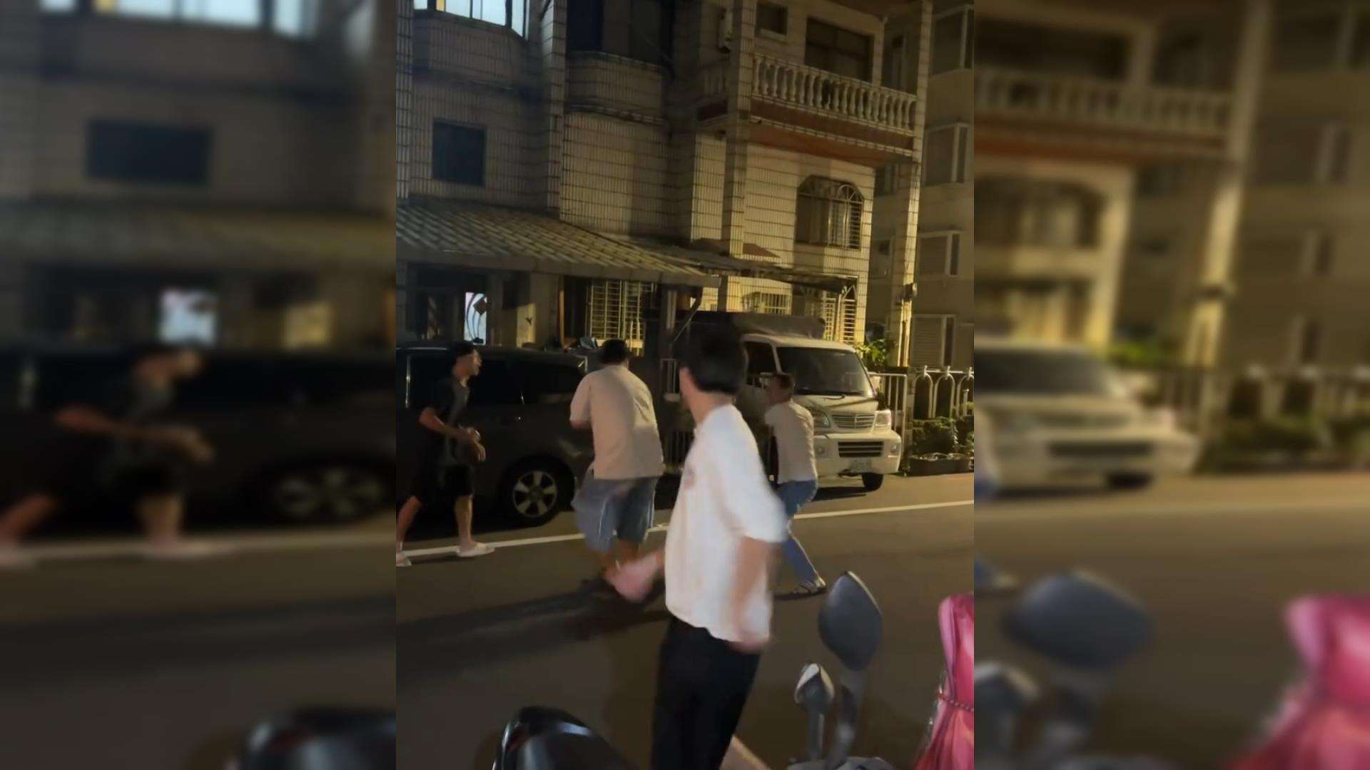 【有片】疑停車糾紛 阿伯持斧頭攻擊20歲男畫面曝 Snapshot
