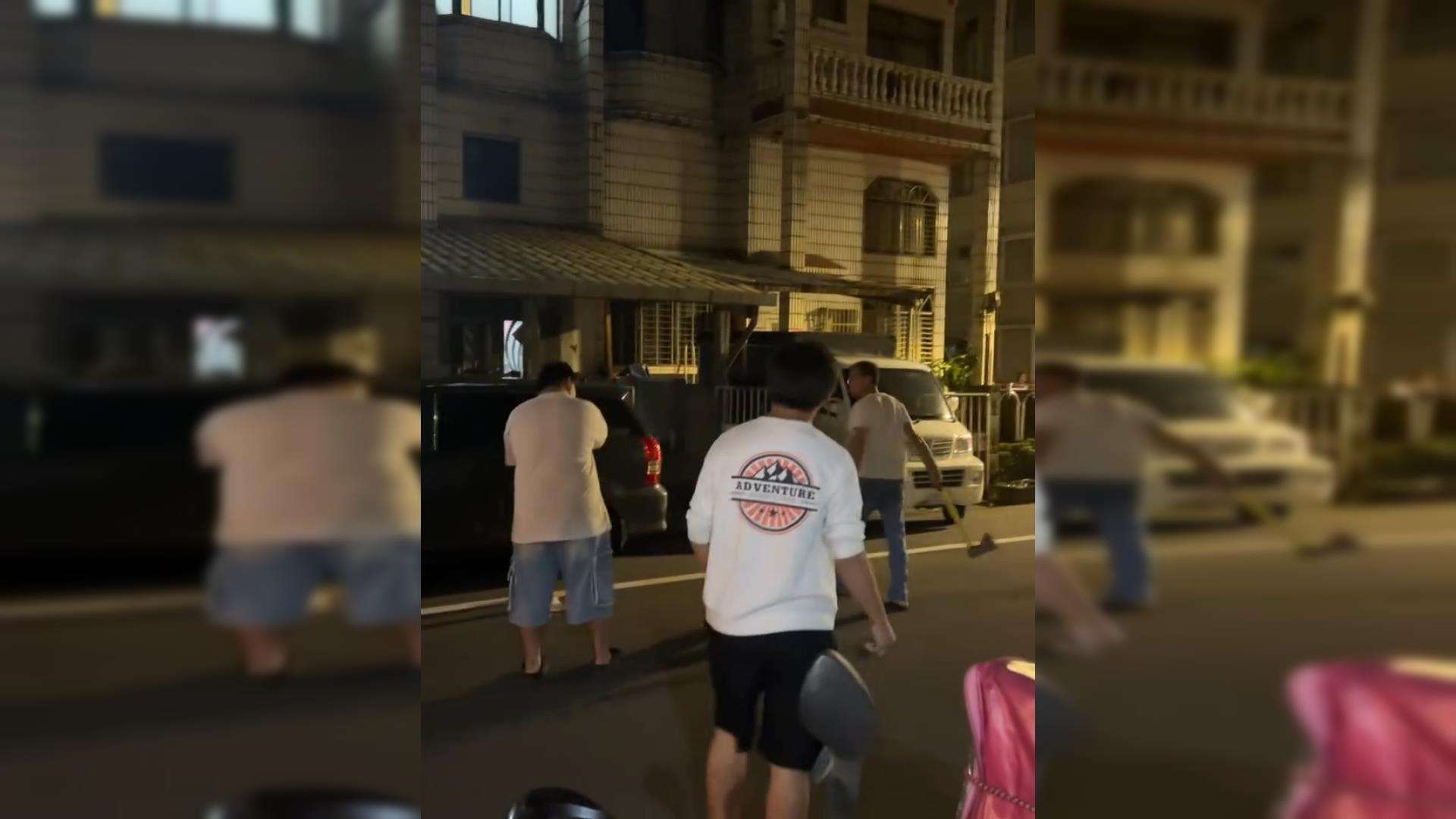 【有片】疑停車糾紛 阿伯持斧頭攻擊20歲男畫面曝 Snapshot2