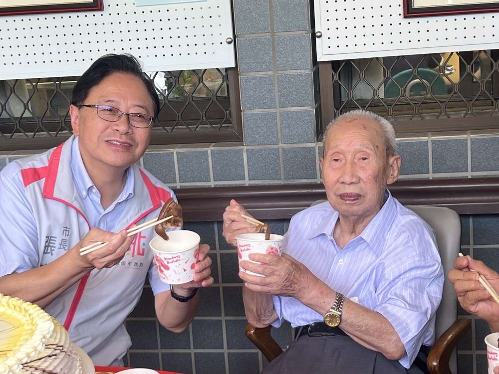 八德百歲人瑞過生日 張善政送上重陽節祝福 a5f534fd