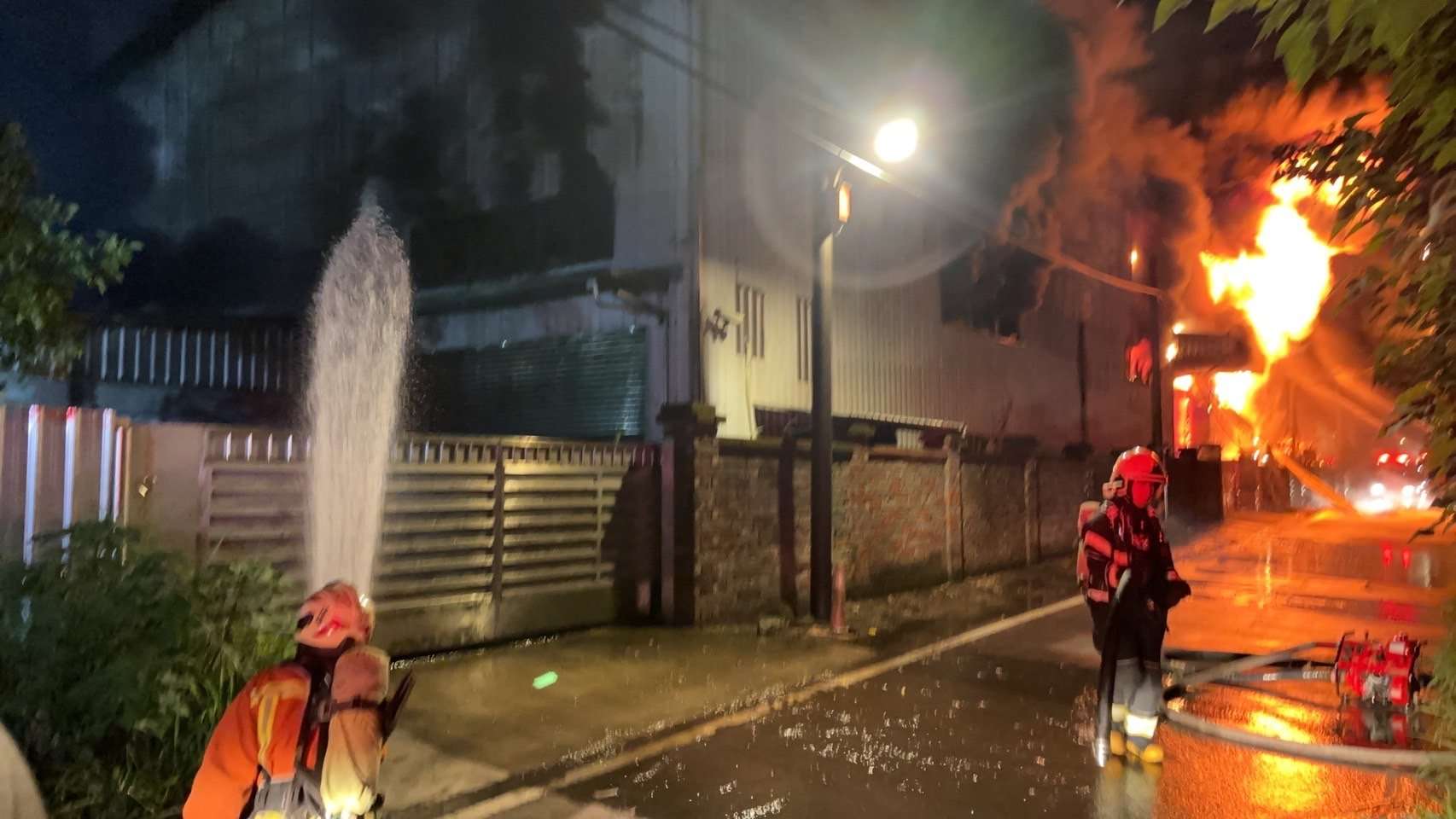 【有片】楊梅鐵皮工廠深夜遇祝融 桃消出動近百人灌救 image 3561774444015054492