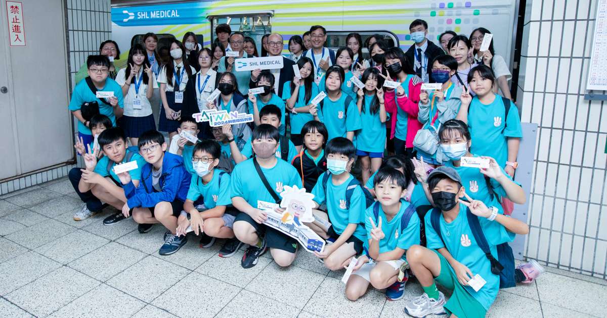 瑞健醫療科普環島列車啟程 激發學子對科學的好奇心 圖二、瑞健醫療總經理馮文宏與科普列車首日參與之大園高中與福德國小師生於瑞健車廂