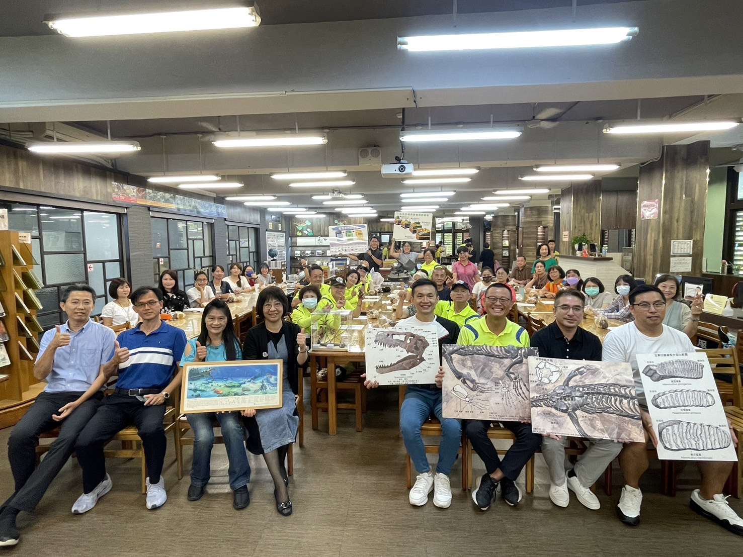 家長會長及志工家長大力支持書展活動 0