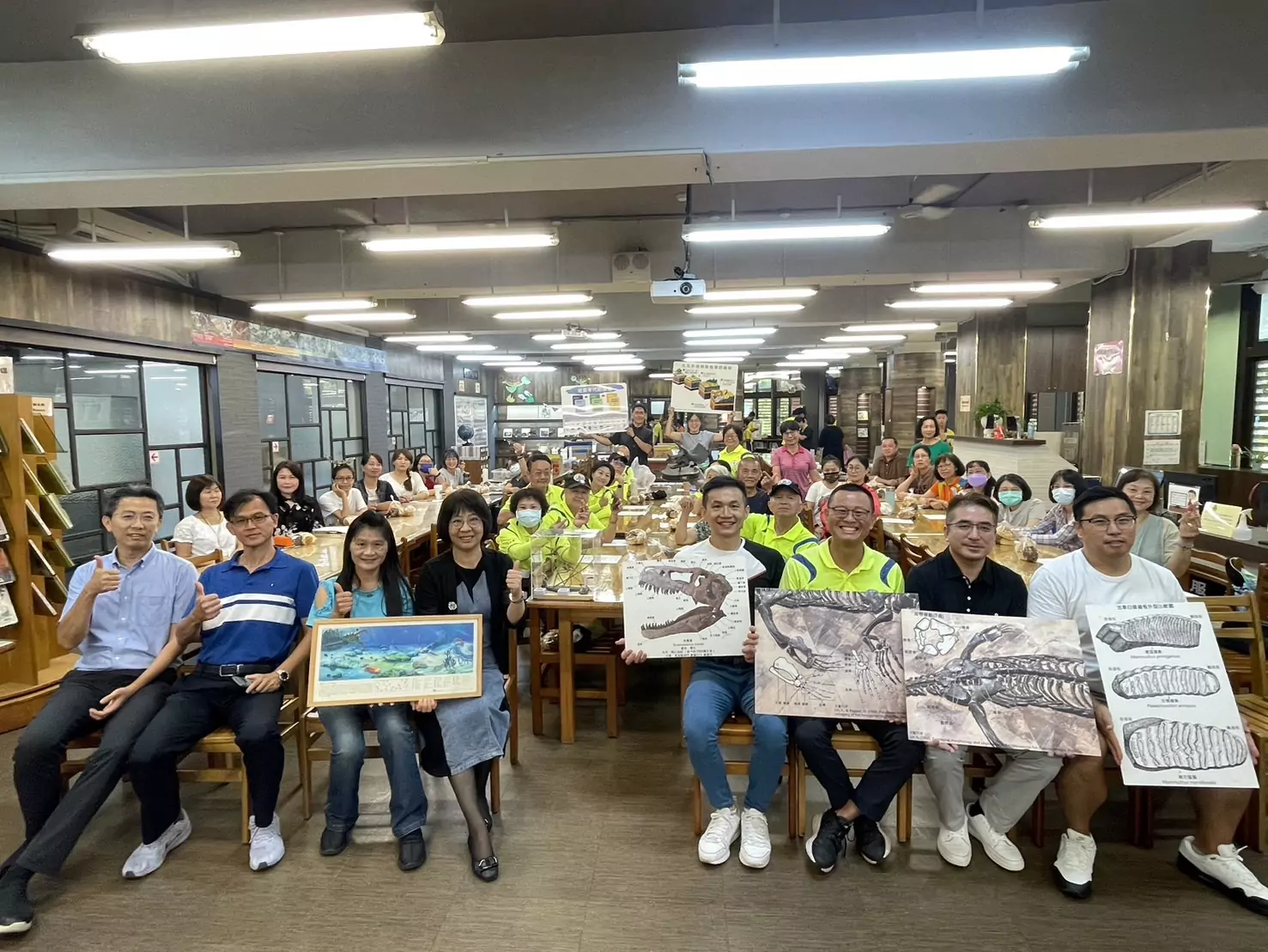 家長會長及志工家長大力支持書展活動 0