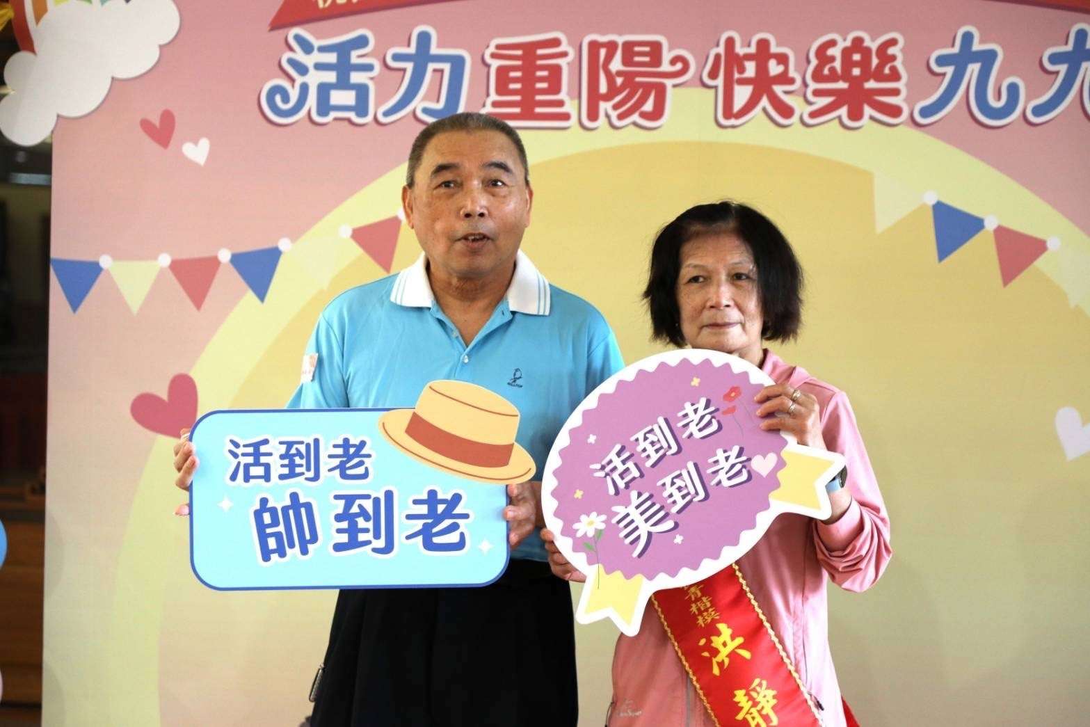八德區公所舉辦重陽敬老暨長青楷模表揚活動 傳遞社會關懷與感恩之情 得獎楷模與親友拍照互動 八德區公所提供