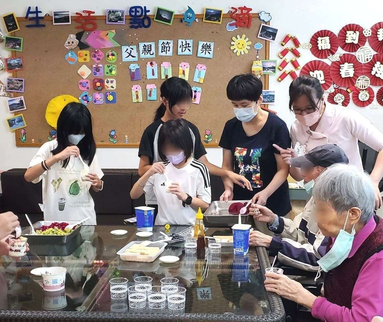 長輩動手做「繽紛水果優格」 北榮桃園分院:有助維持認知功能 志工小朋友與護理之家長輩同樂 0
