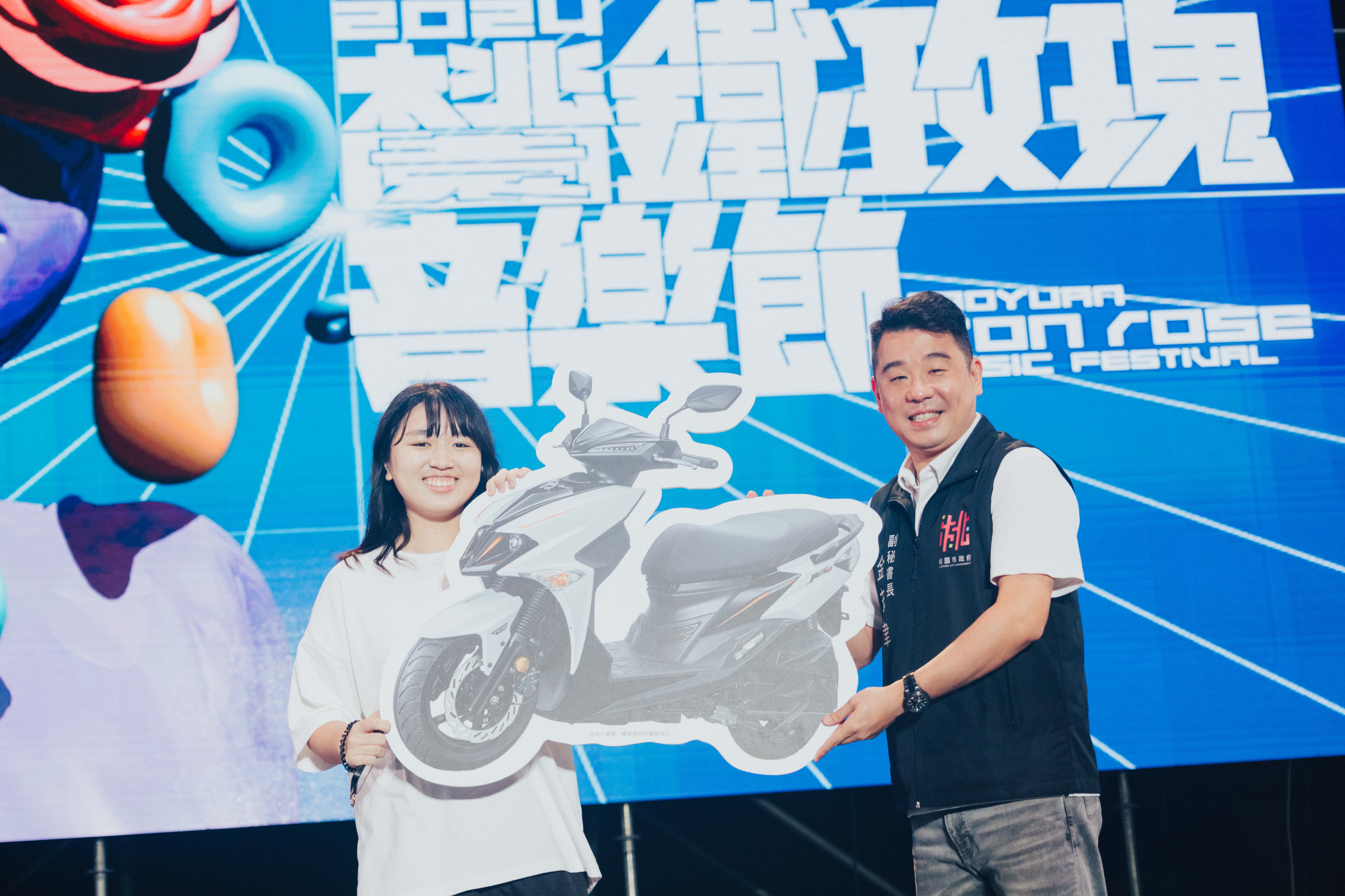桃園鐵玫瑰音樂節盛大登場 人氣歌手接力開唱 桃園市政府副秘書長金志聿 抽獎 01 0
