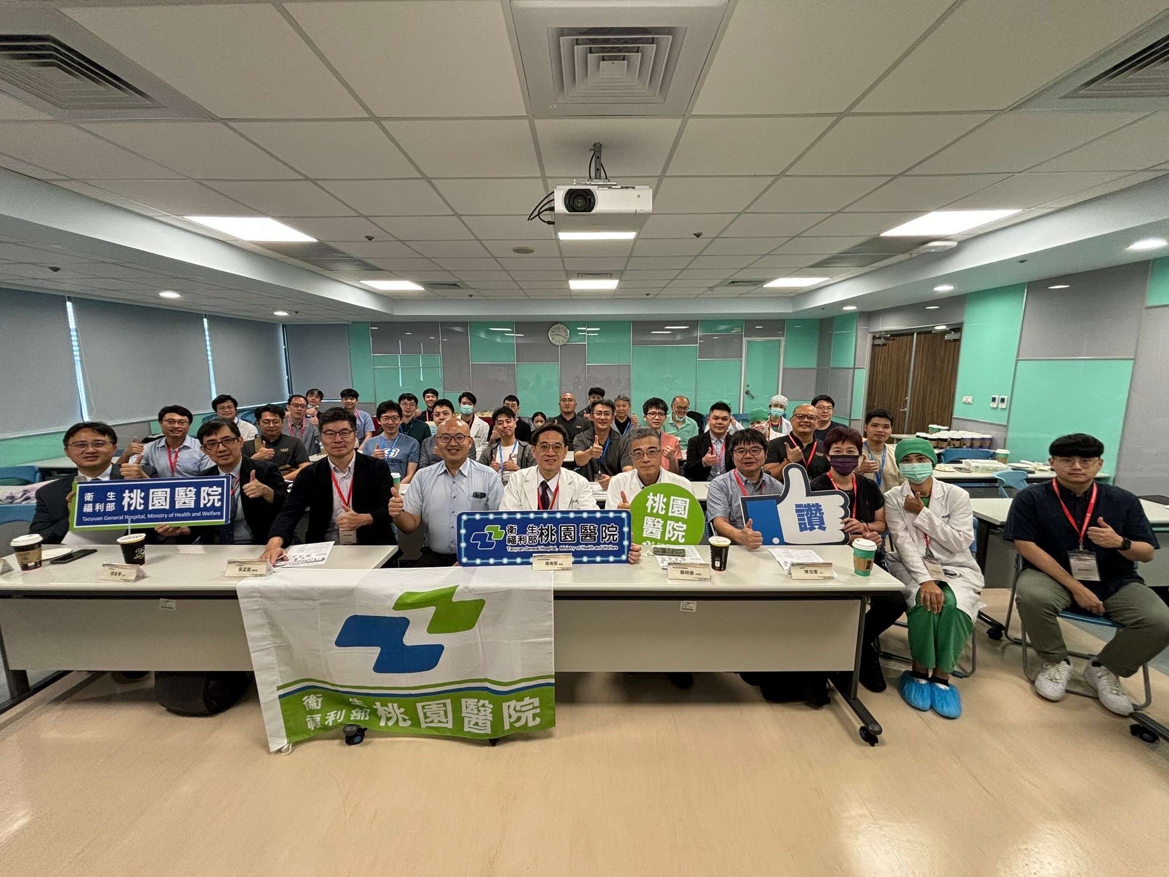 國際專家齊聚桃園醫院 體驗脊椎內視鏡手術新技術 桃園醫院脊椎內視鏡手術發展國際論壇團體合照