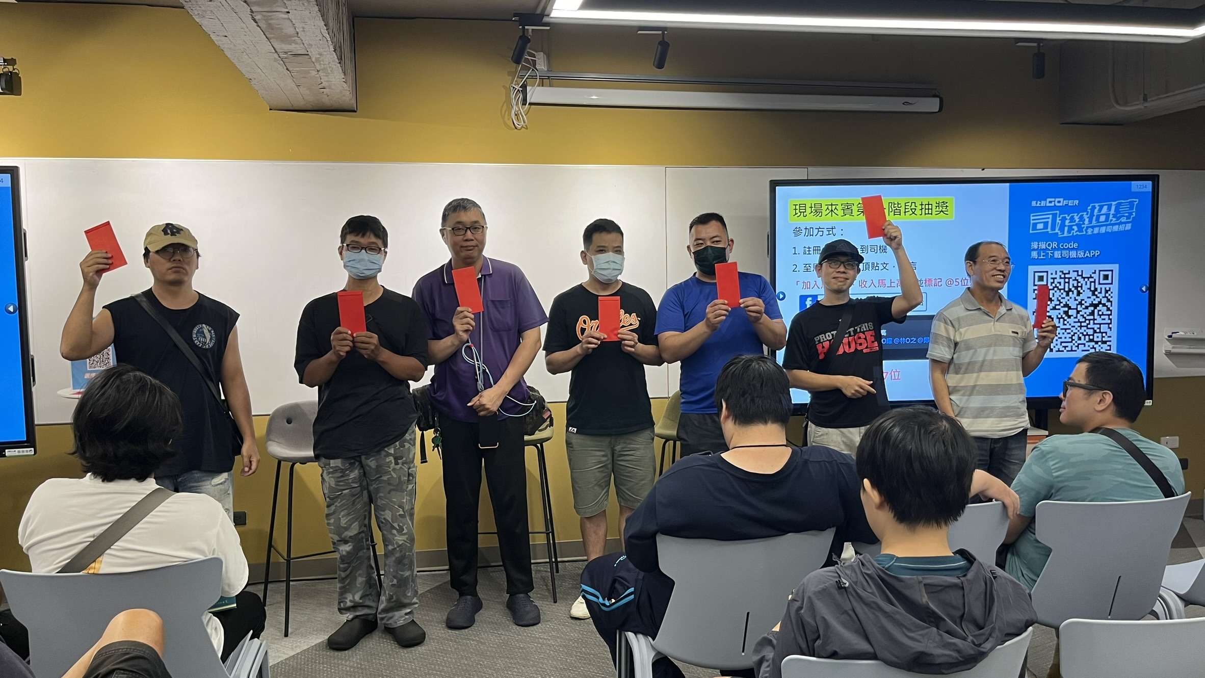 照片3 運力招募會現場加碼抽出開工獎金大紅包，還祭出萬元好禮獎勵活動，歡迎司機們踴躍報名加入。