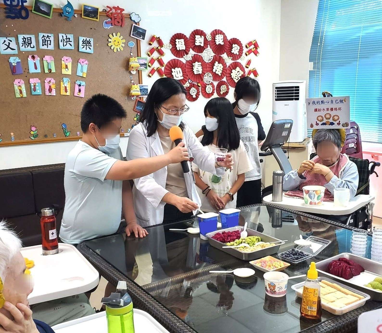 長輩動手做「繽紛水果優格」 北榮桃園分院:有助維持認知功能 營養師示範製作 0