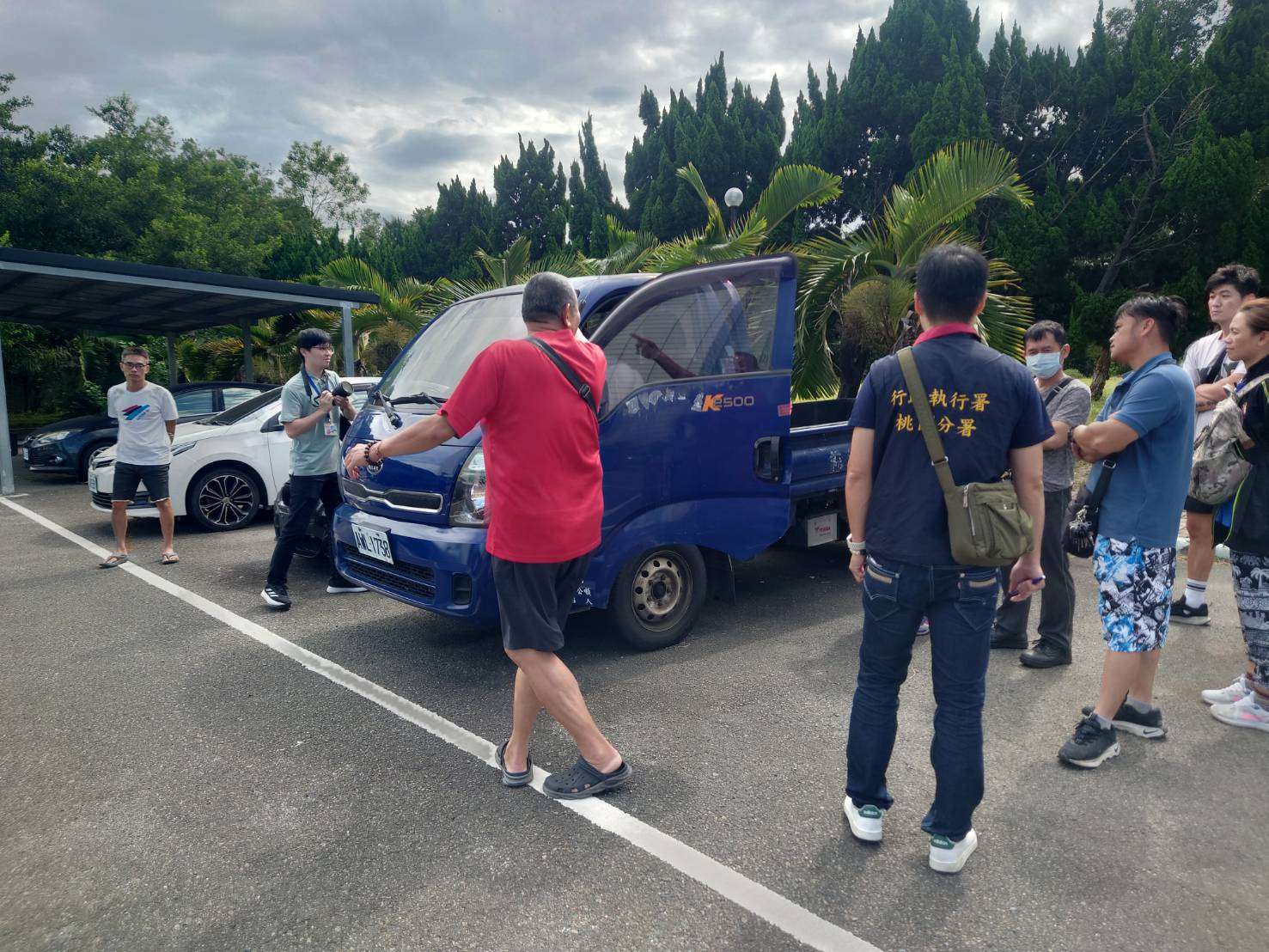 聯合拍賣當日民眾賞車現況 0