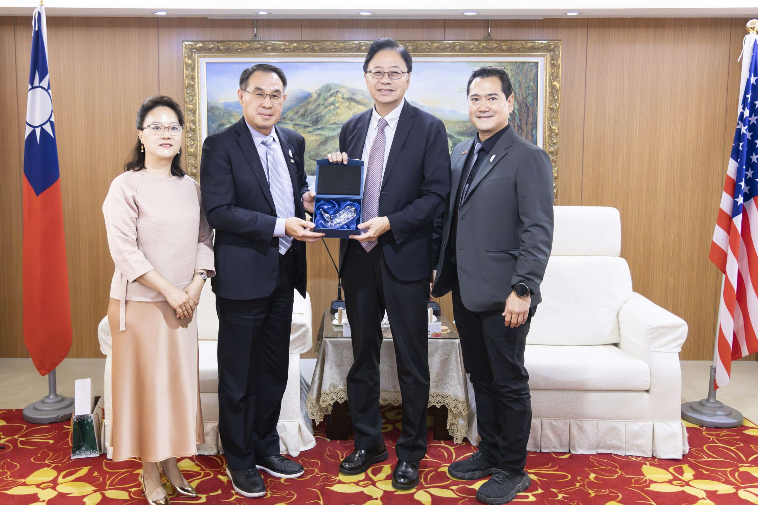 張善政與北美台商聯合總會交流 聚焦高科技產業合作 陳總會長回贈具德州牛仔風情的水晶馬靴造型擺件 0 scaled