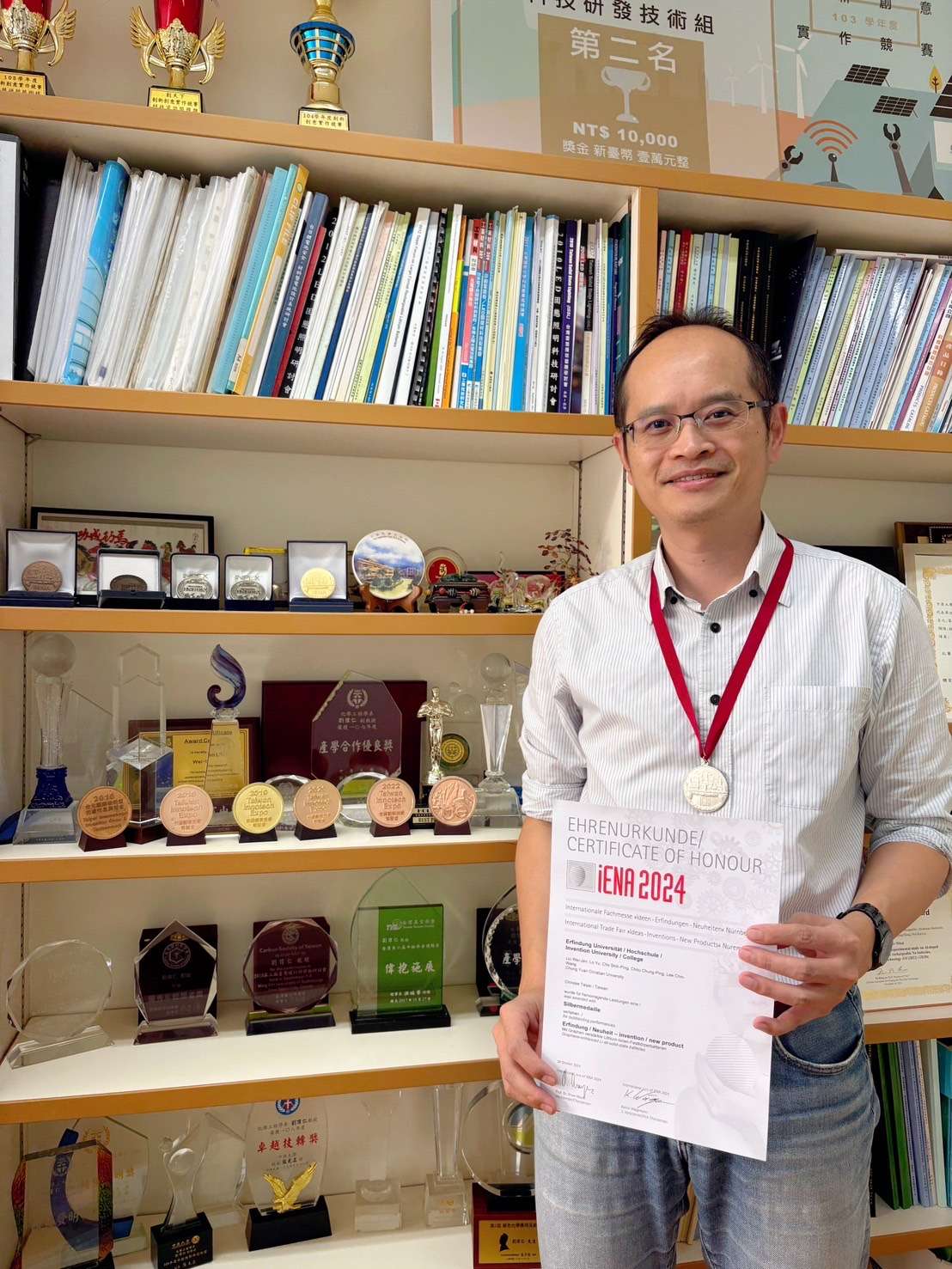 02 中原大學化工系教授劉偉仁以綠色能源專利，榮獲「德國紐倫堡國際發明展」銀牌。 0