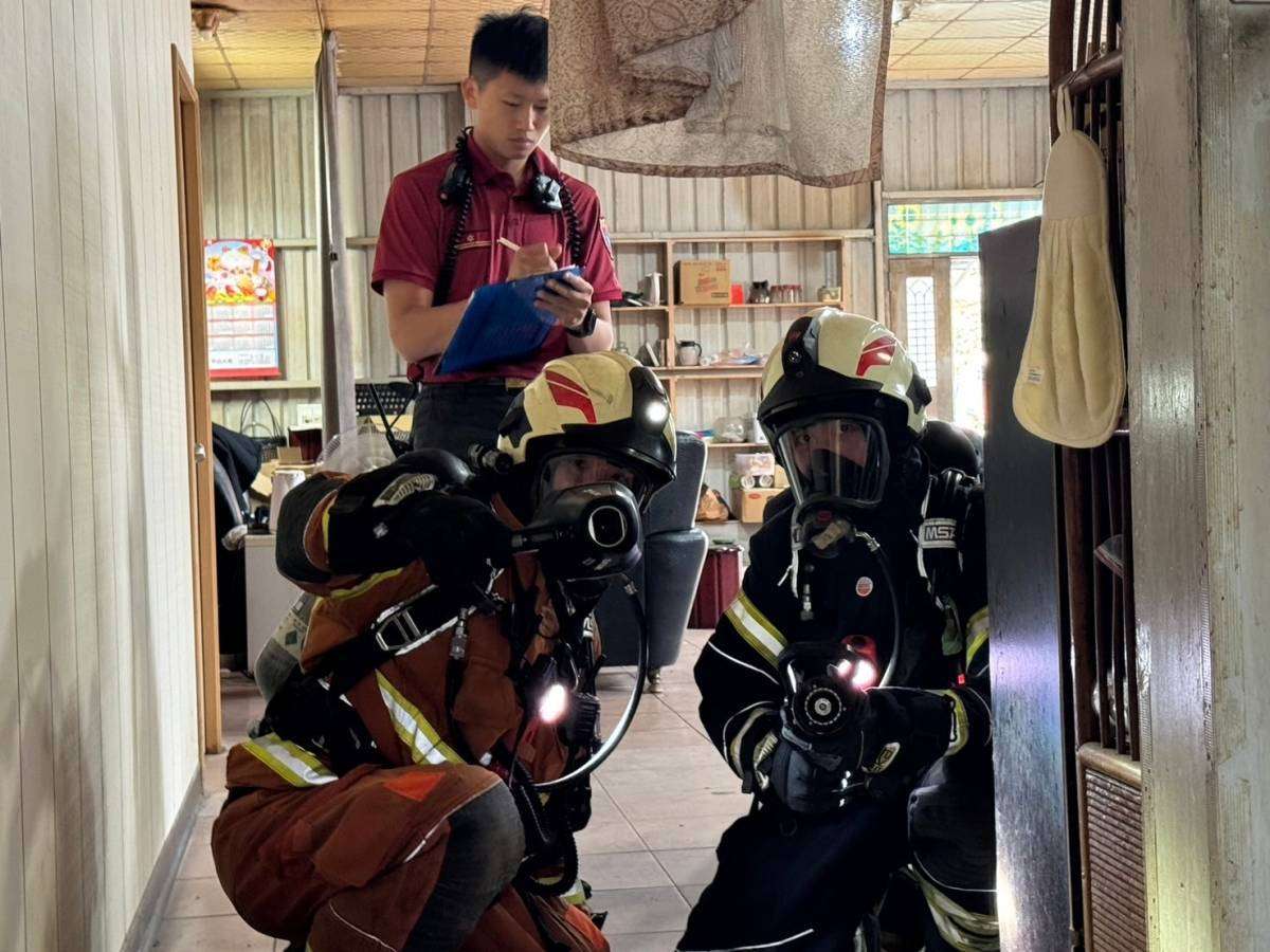 桃消山腳分隊辦理狹小巷弄搶救演練 提升火災應對能力 1052718 0