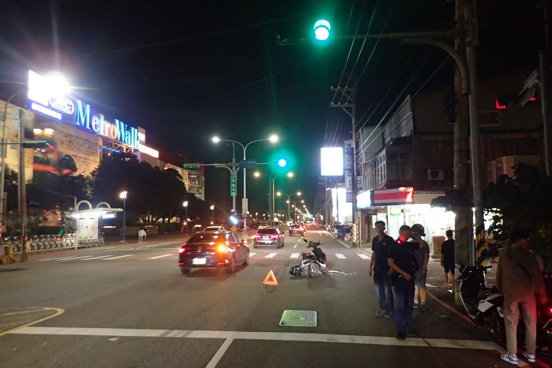 【有片】驚險畫面曝!直行機車狠撞左轉小客車 男騎士門牙慘斷 123465879