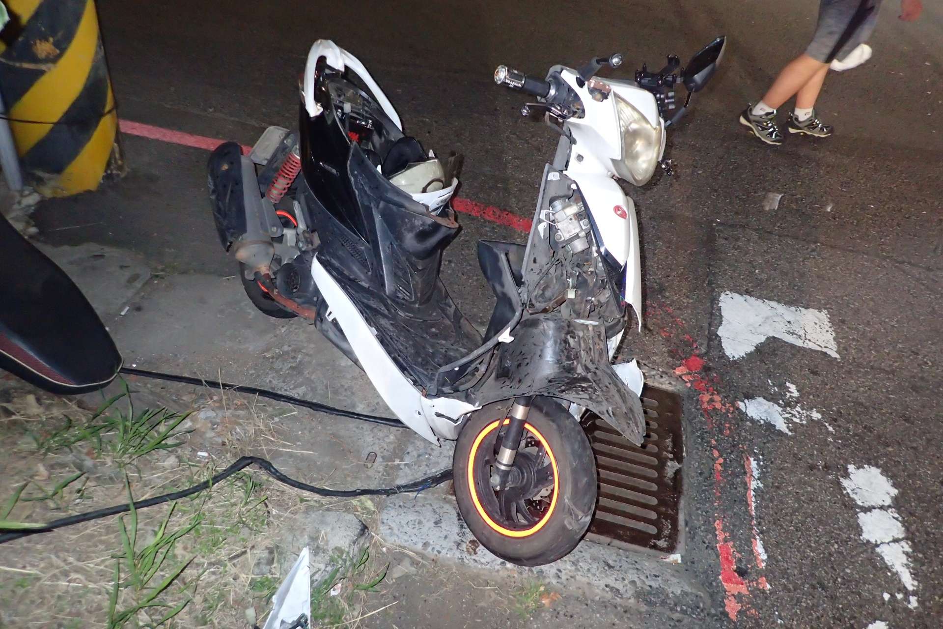 【有片】驚險畫面曝!直行機車狠撞左轉小客車 男騎士門牙慘斷 1325648 2
