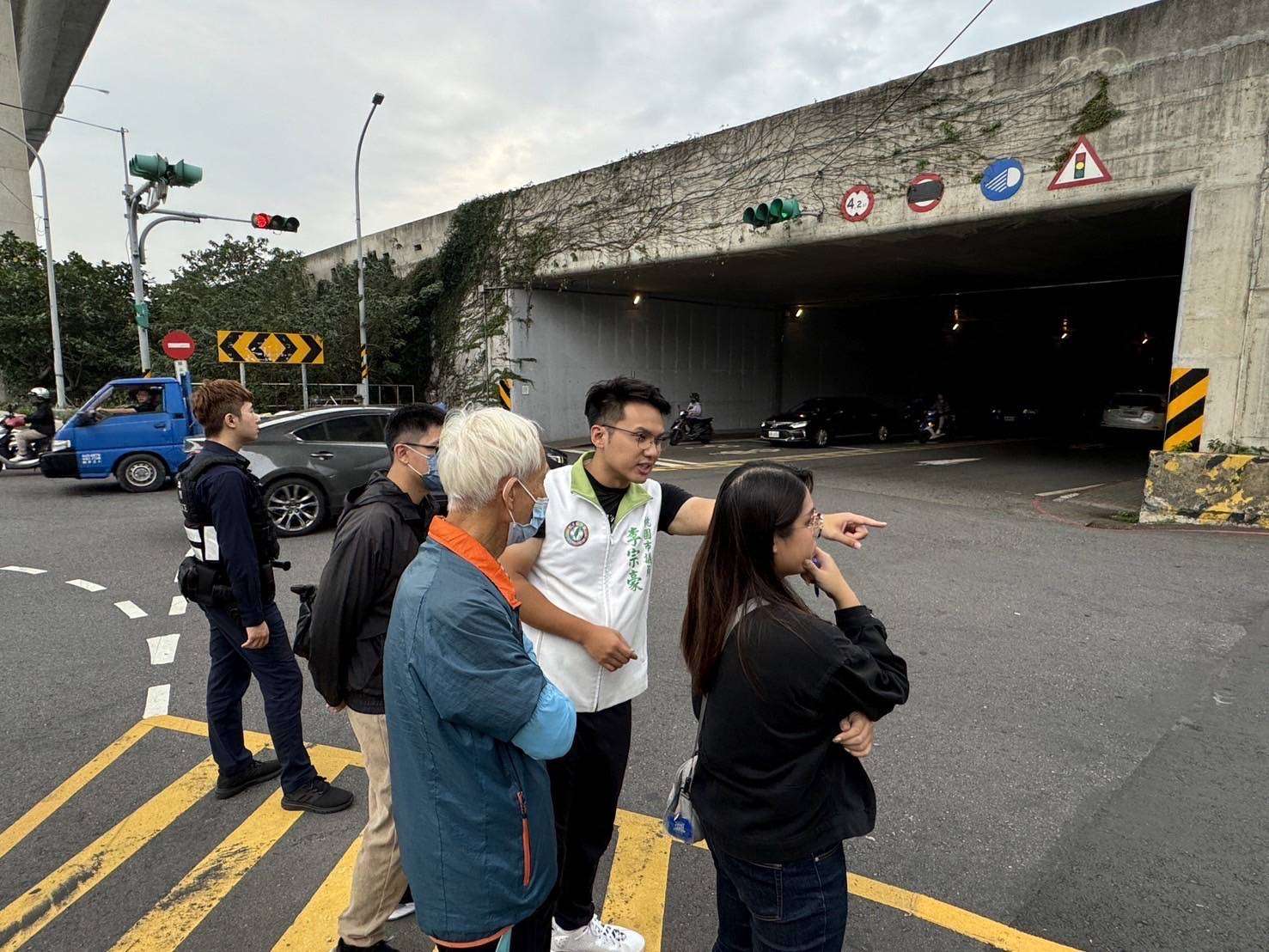 龜山這路段轉彎大車與對向車輛交織 李宗豪爭取退縮停等線 1512463 0