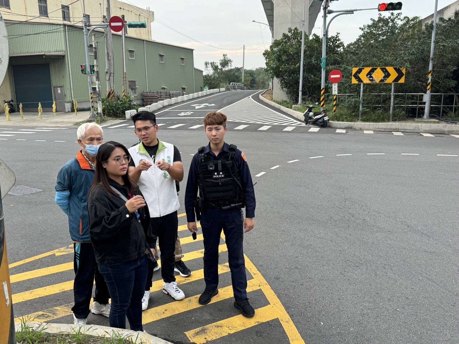 龜山這路段轉彎大車與對向車輛交織 李宗豪爭取退縮停等線 1512464 0