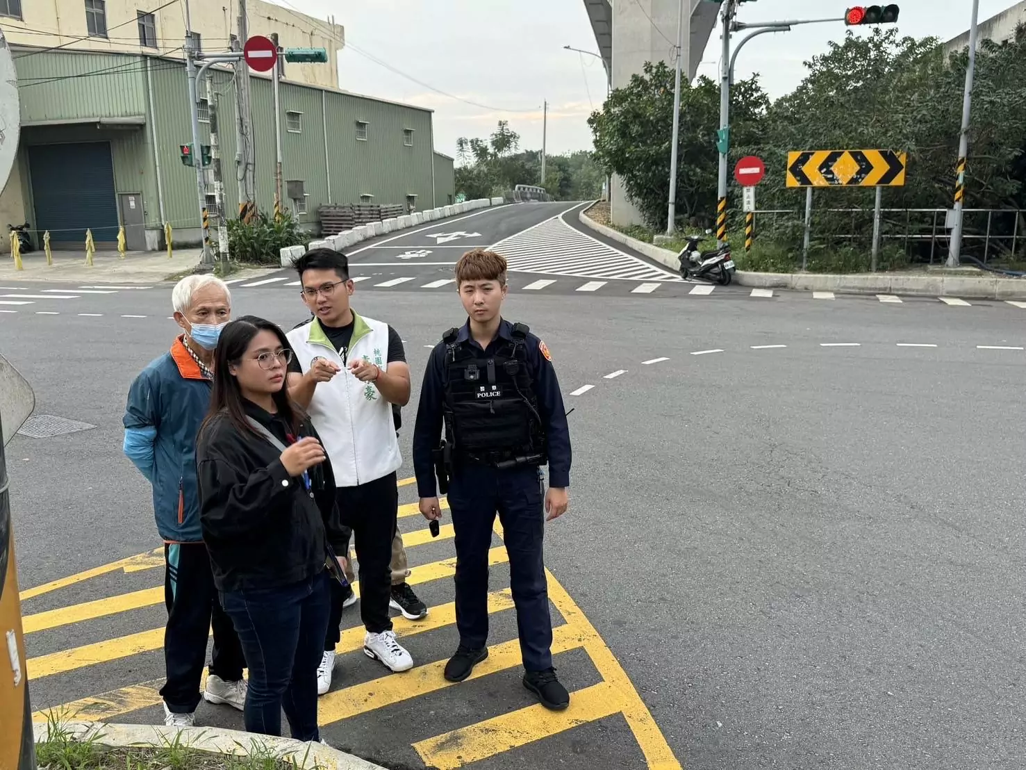 龜山這路段轉彎大車與對向車輛交織 李宗豪爭取退縮停等線 龜山這路段轉彎大車與對向車輛交織 李宗豪爭取退縮停等線