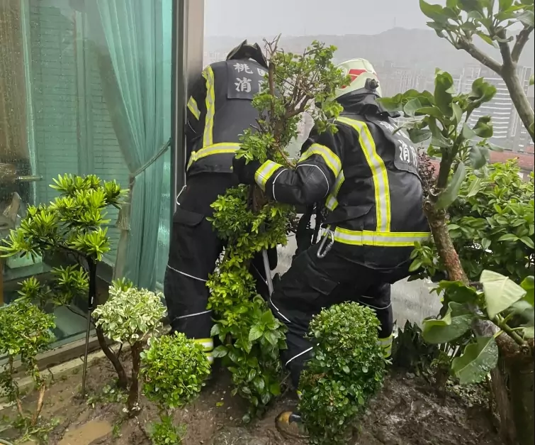桃園大有消防分隊防颱建功 居民感激致贈飲料表謝意 桃園大有消防分隊防颱建功 居民感激致贈飲料表謝意