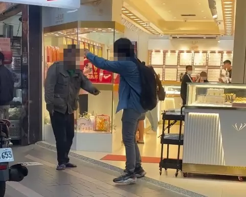 【有片】誤會遭拍引爆衝突!中壢2男持安全帽、辣椒水互相攻擊 【有片】誤會遭拍引爆衝突!中壢2男持安全帽、辣椒水互相攻擊