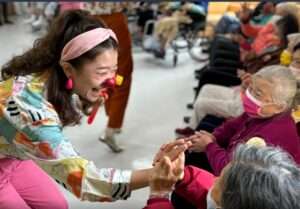 「紅鼻子醫師」進部桃 用笑聲療癒失智長輩