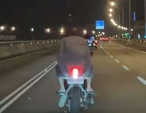 【有片】誇張！機車雙載闖國1高架 竟還逆向下匝道逃逸