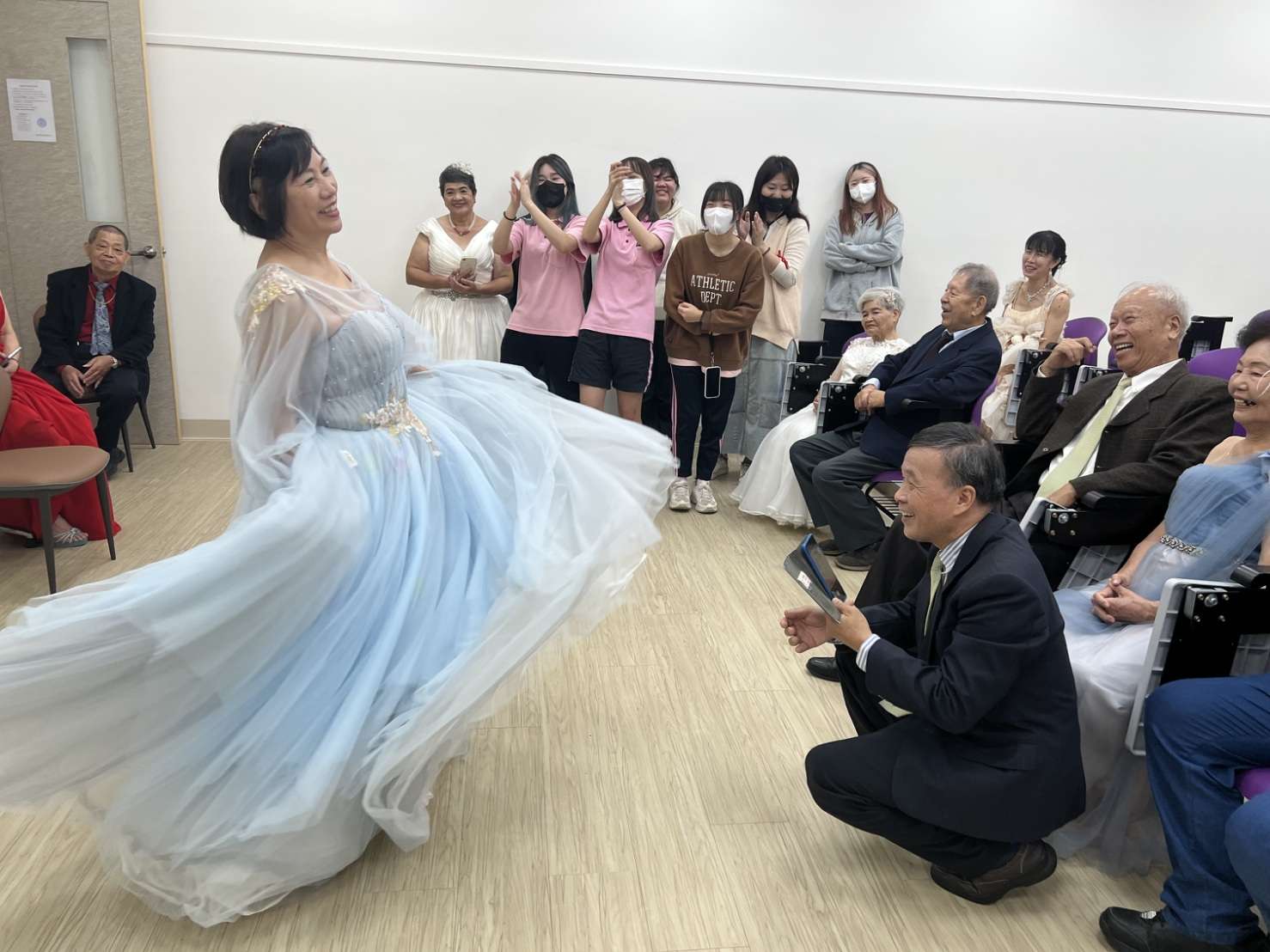 新生醫專學子為長輩打造專屬婚紗造型 見證跨越70年愛情旅程 1864468