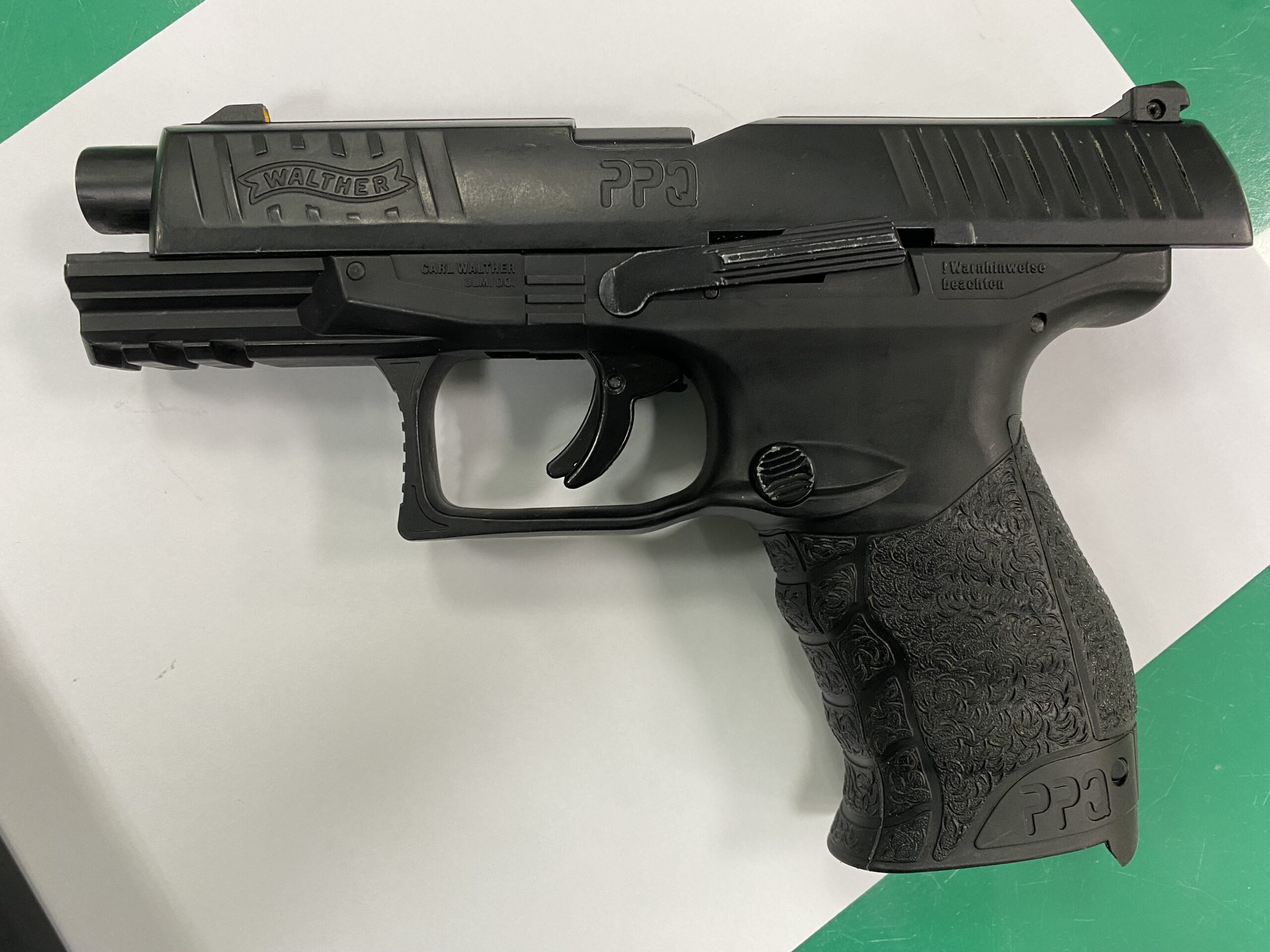 深夜停車場扮刑警拿玩具槍引恐慌 男子下場GG了