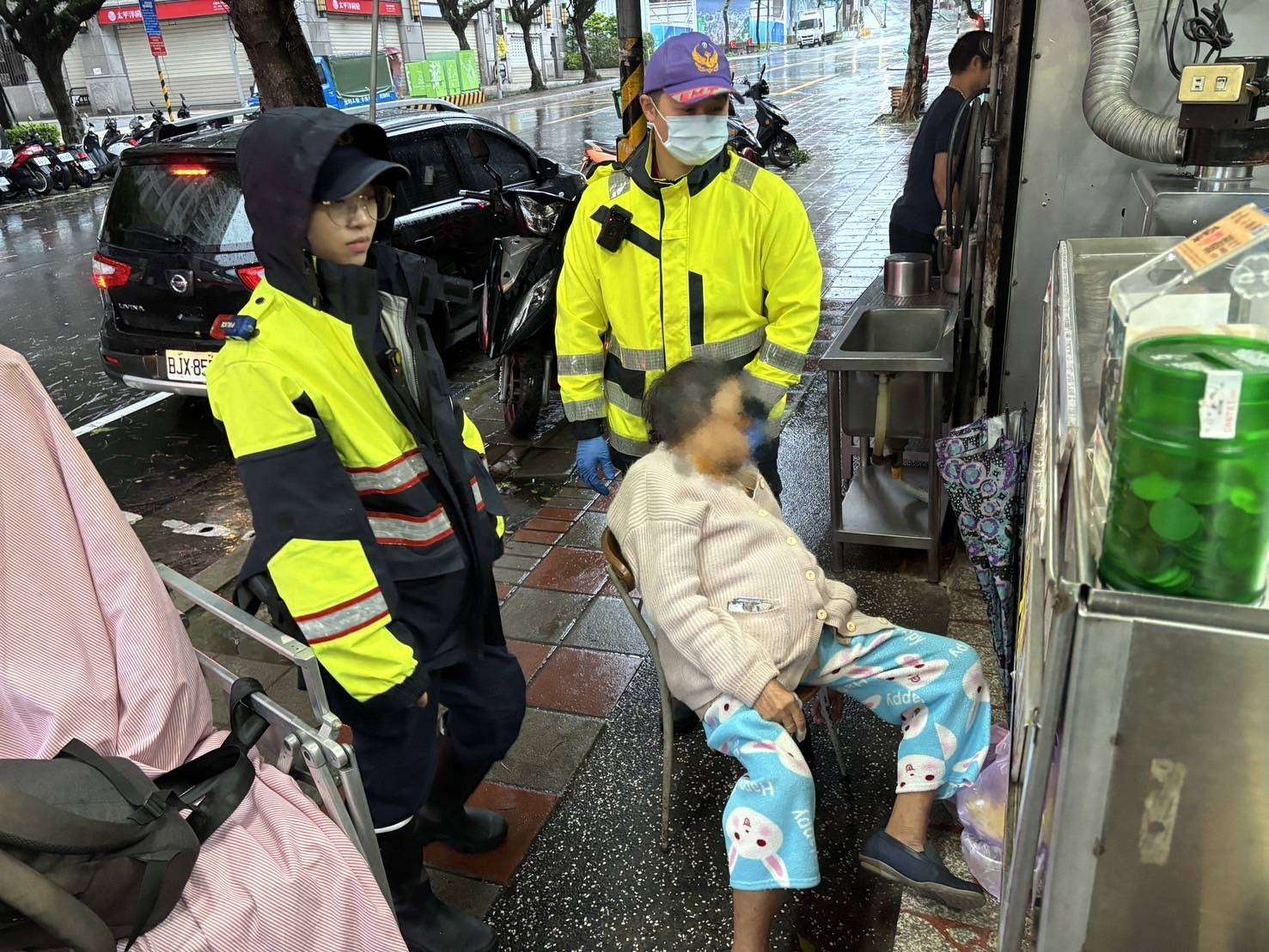 桃園警守護民眾安全不懈怠 冒風雨助2婦平安返家 1988902 0