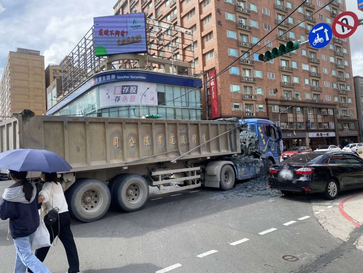 曳引車擦撞自小客淤泥灑滿路面 桃園中正路兩線道一度癱瘓 1990285 0