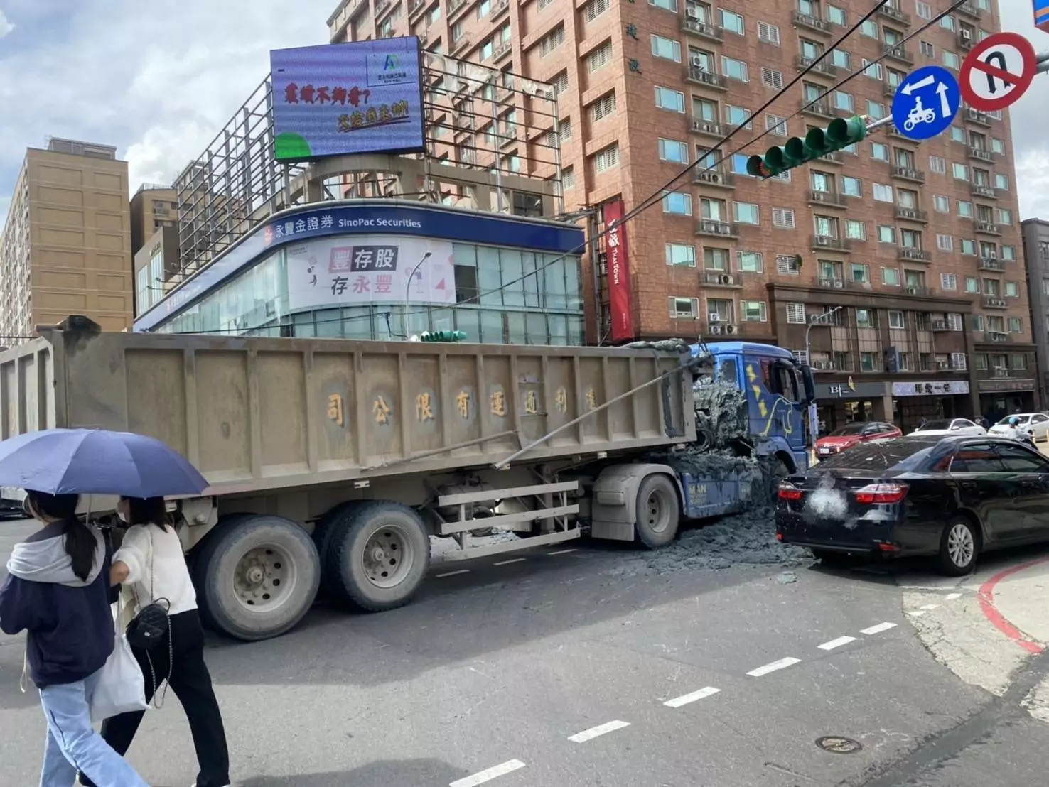 曳引車擦撞自小客淤泥灑滿路面 桃園中正路兩線道一度癱瘓 曳引車擦撞自小客淤泥灑滿路面 桃園中正路兩線道一度癱瘓