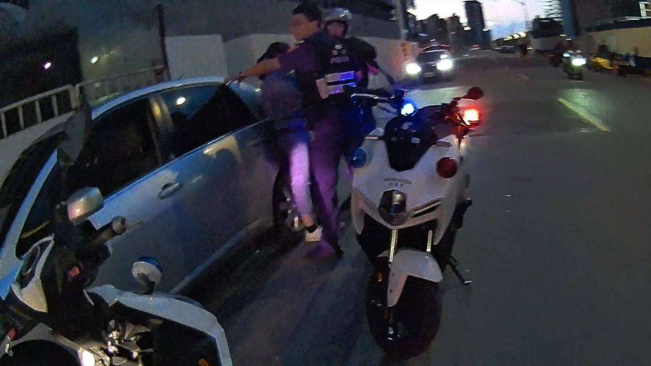情侶檔交通違規遭攔查 警一查身分尷尬了 1990916 0