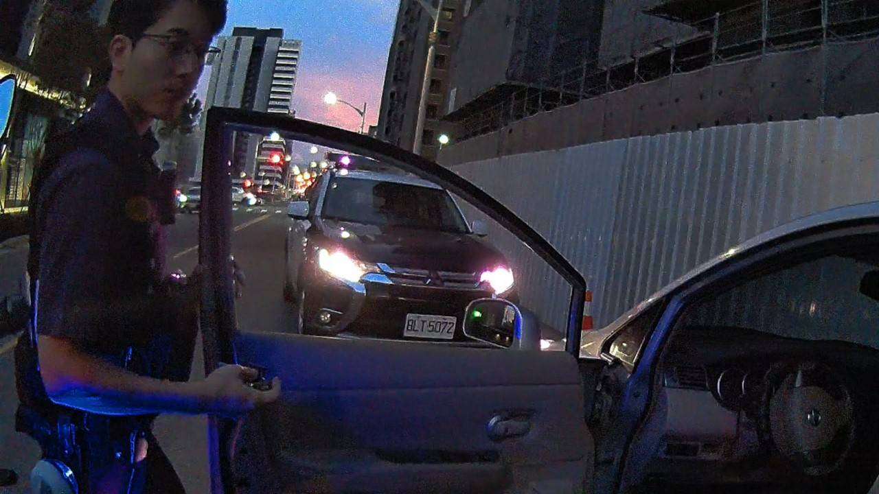 情侶檔交通違規遭攔查 警一查身分尷尬了 1990917 0