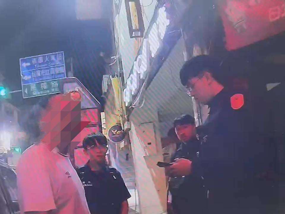 桃警等紅燈遭撞 肇逃男酒測值0.55 2000778 0