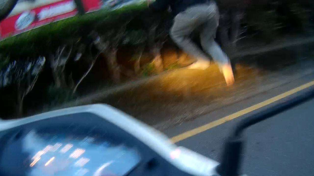馬路上光腳狂奔 失聯移工遭桃警逮捕 2011825 0