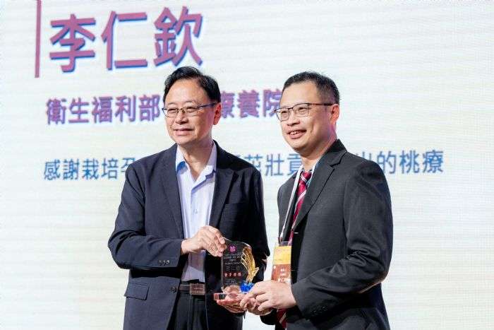 桃市表揚優良醫事及長照人員 張善政感謝貢獻與付出 20241102150431887