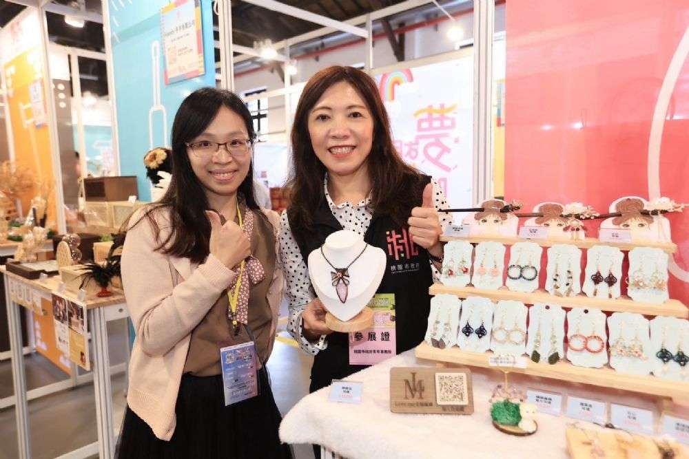 桃園青年局輔導職人精進技藝 在地文創品牌進駐亞洲手創展 202411141722 47 4
