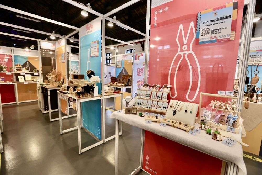 桃園青年局輔導職人精進技藝 在地文創品牌進駐亞洲手創展 202411141722 48 2