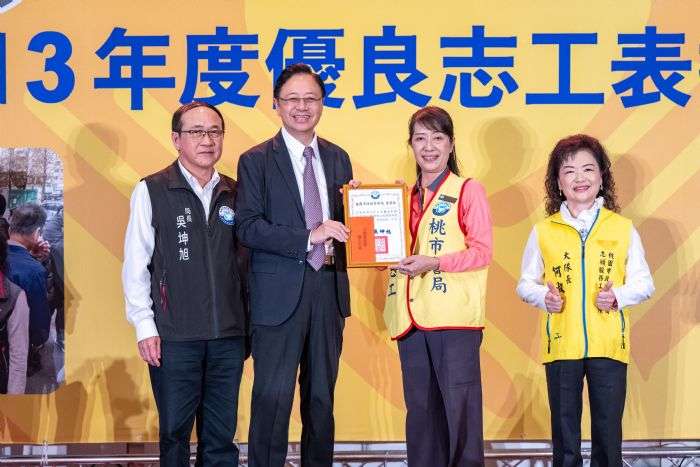 桃園警察局志工熱情為民服務 張善政頒獎表揚 20241115081048674