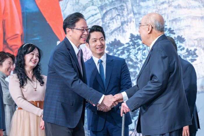 攜手走過一甲子!吳伯雄夫婦鑽石婚捐千萬獎學金造福桃園學子 20241129234210828