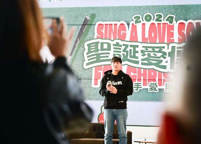 棒球英雄林立「聖誕愛傳頌」捐簽名球助募鞋 溫暖弱勢家庭 20241130174527483
