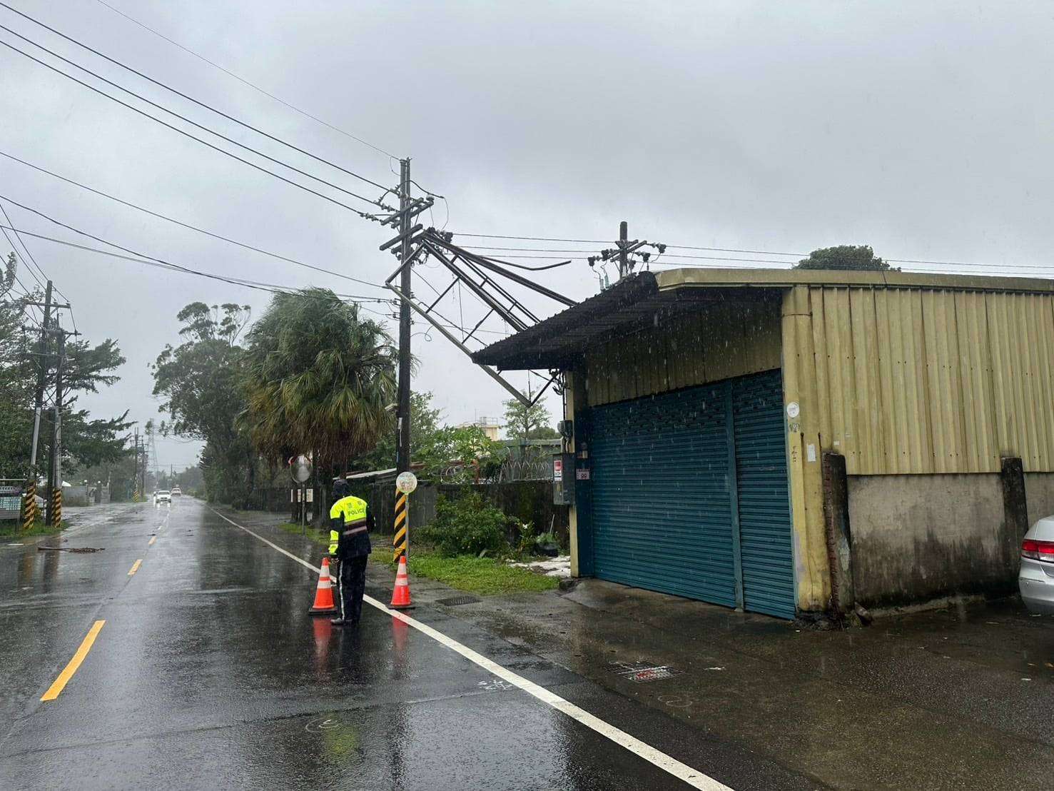康芮來襲路樹倒塌、招牌掉落 龍潭警忙交管、排除障礙物 2472717 0