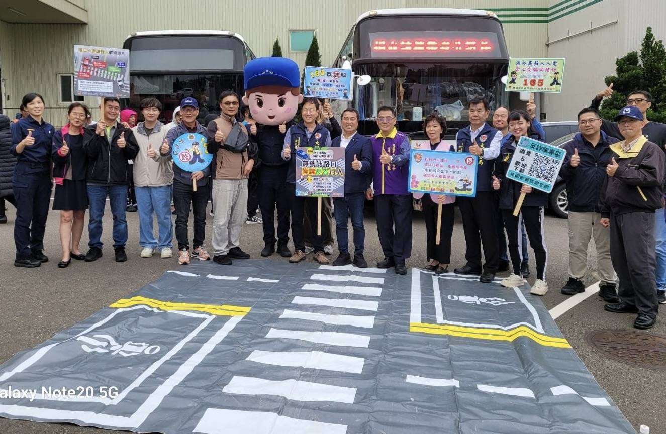 企業號召捐血救人 大園警熱情響應不忘宣導反詐、交通安全 307064 0